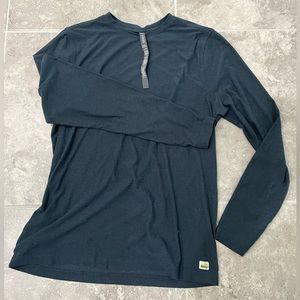 Vuori long sleeve strato tech tee, navy heather